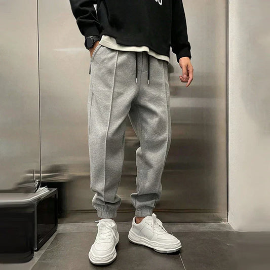 Loose-fitting men's jogging pants with elastic waistband and cuffs